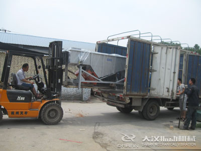 1030直線振動篩發貨