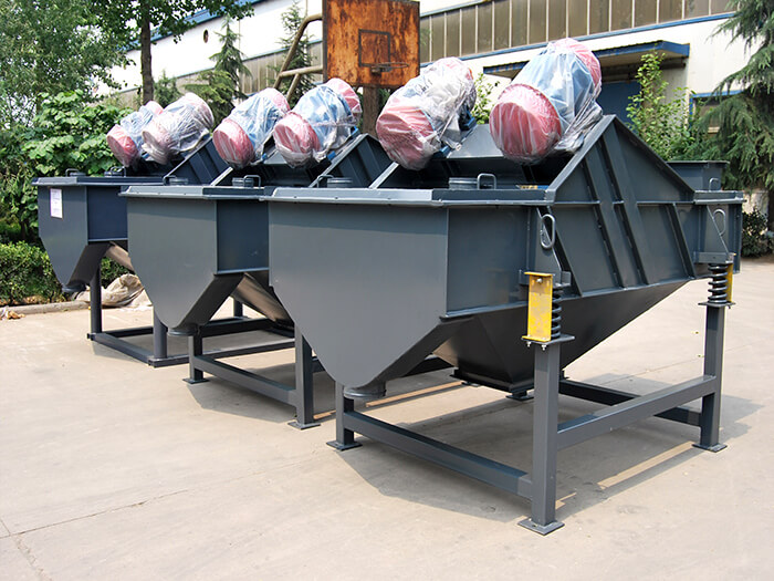 方形直線振動篩是以輕型多一些，所以針對該產(chǎn)品主要適用一些小顆粒比重較小的物料。